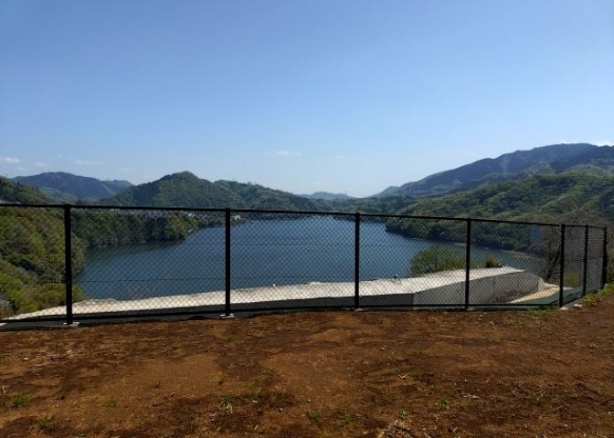 土地の面積＝住宅面積ではありません。建ぺい率の問題などで、土地のある場所によって住宅を建てられる面積は限られています。高さもしかり、「土地」という言葉の中には、建築条件も含まれると考えておきましょう。