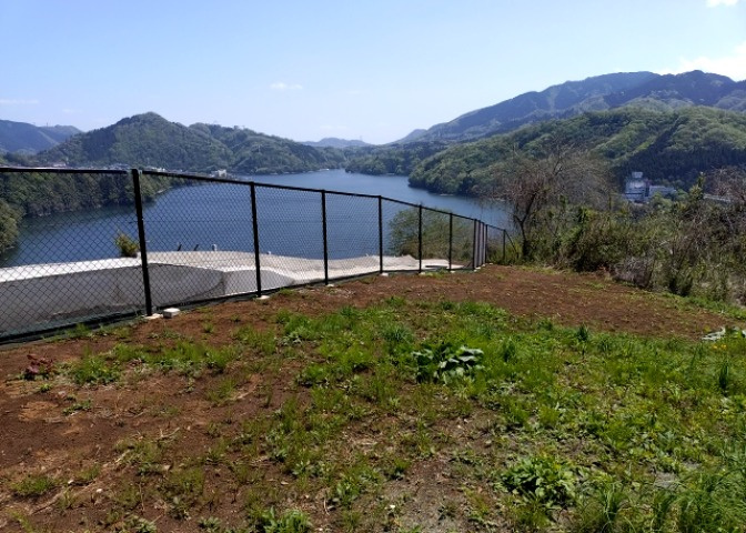 家を建てる場合、方位は要チェックです。現実的に日当たりのよい家ならばリビングは南側、建築基準法でも北側に当たる家への配慮は求められています。土地を見学に行く際は、方位磁針を持って行くようにしましょう。
