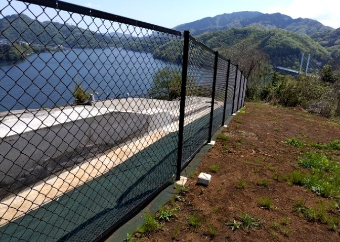 土地の前の道路に消火栓が設置されていることがあります。この場合、道路交通法第45条第1項により、駐車禁止の場所が指定されています。そのため、車庫などの駐車スペースをつくることができない場合があります。