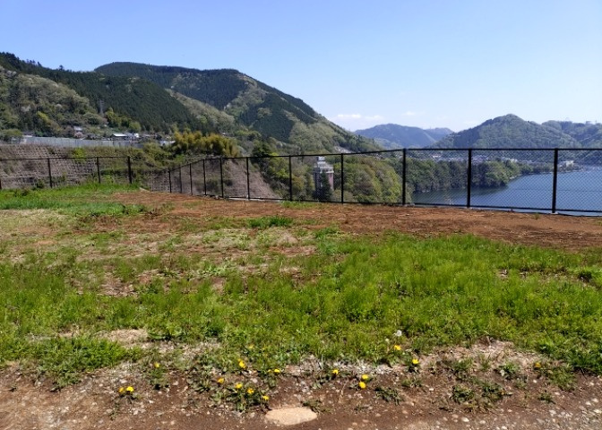 現地に行くなら、物件の周囲の地形がどうなっているかを見ることも大切です。周辺より低くなっている土地では、大雨などで水が集まりやすいため、地盤が弱くなっているということも考えられるため、注意が必要です。
