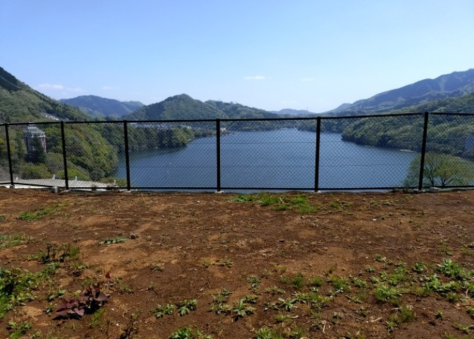 土地購入を検討されている場合、境界杭がない状態で購入してしまうと境界確定測量をする必要があり、費用がかかります。購入の前に、売主、隣土地所有者立ち合いのもと境界を確定し境界杭を設置するのがベストです。