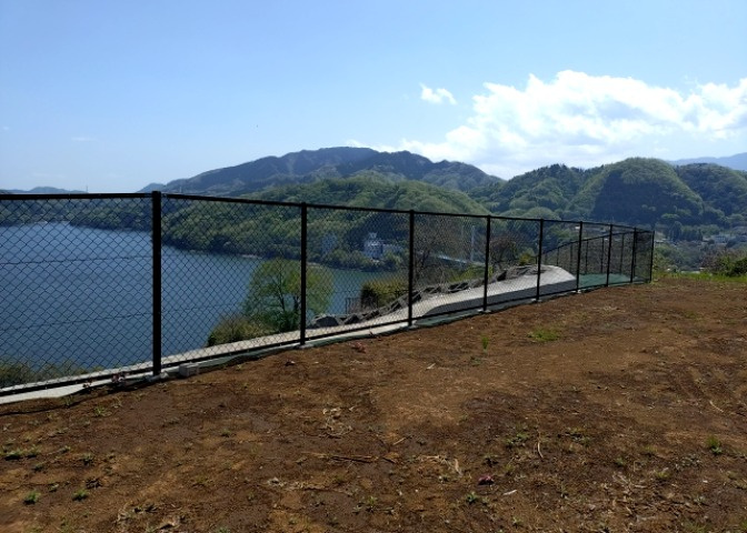 家を建てる前提で土地を探している場合、地盤の丈夫さは譲れない条件の一つです。地盤が脆弱だと追加工事が必要となります。また、過去に地盤沈下や液状化現象を起こした土地は、できるだけ避けた方がいいでしょう。