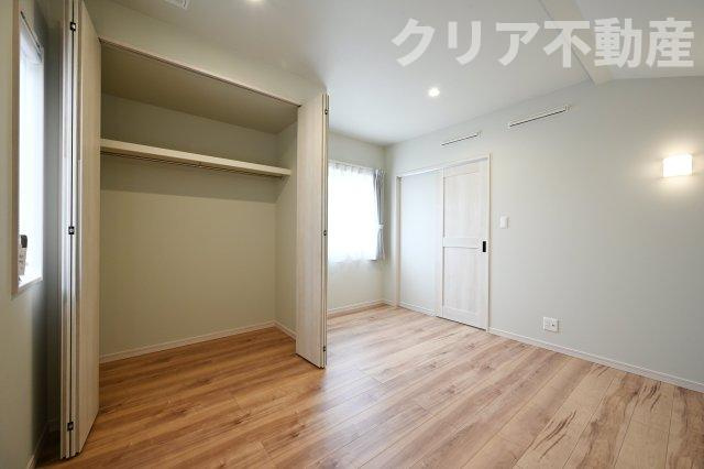 日当たりのよい寝室は大容量のクローゼット付き！