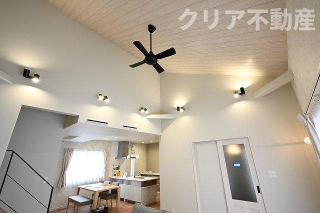 吹き抜け天井で開放的なリビングになりました！
