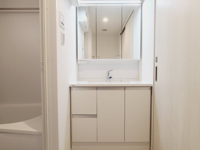 【新品】清潔感のあるプライベート空間は、身だしなみチェックや肌のお手入れに。