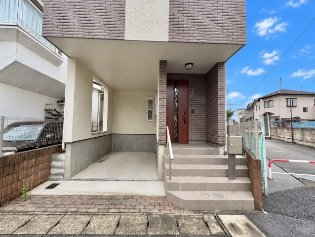 ■新規内装リフォーム済み　■オール電化住宅　■LDK16.4帖・対面式キッチン　■全居室収納！　■根岸小学校徒歩13分(1000ｍ)・里中学校徒歩12分(950ｍ)