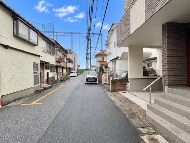 ■新規内装リフォーム済み　■オール電化住宅　■LDK16.4帖・対面式キッチン　■全居室収納！　■根岸小学校徒歩13分(1000ｍ)・里中学校徒歩12分(950ｍ)
