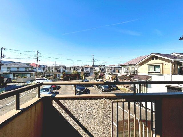 気持ちのいい空が見渡せる広いバルコニー。通風・採光にも優れ、心地よい光と風があふれています。