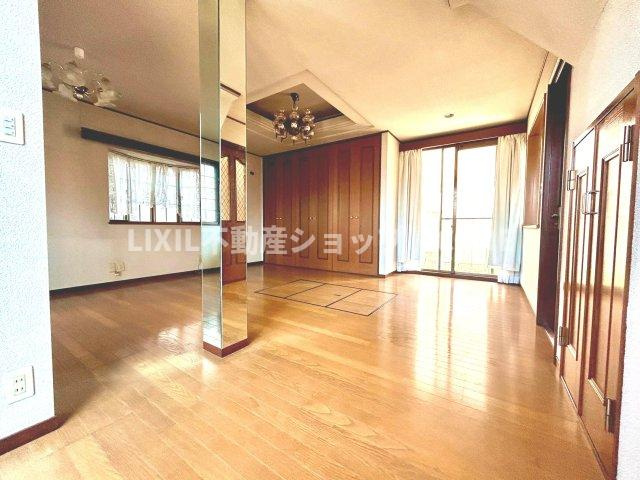 窓からの日差しがリビングの隅々までしっかりと届きます。