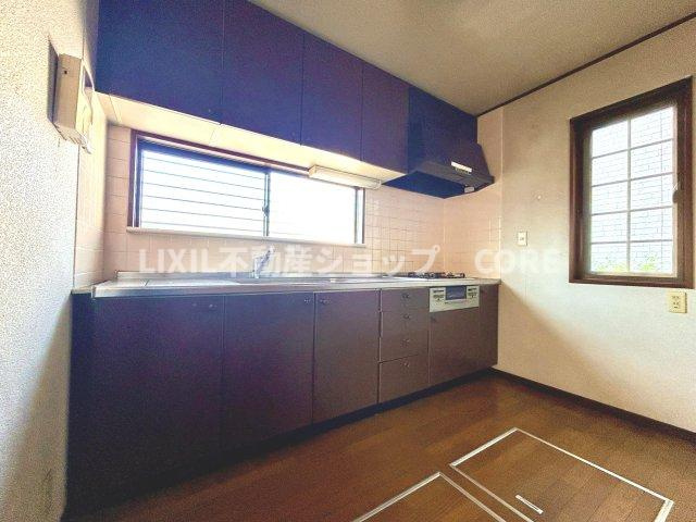 キッチン床部分には床下収納もあるので買い込んだストックや保存食なども保管できて便利。