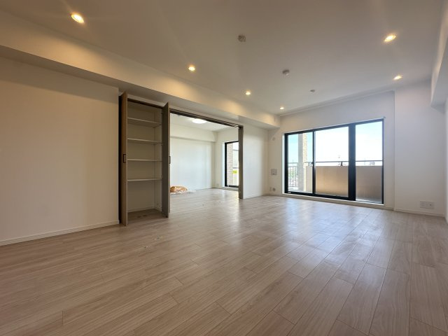 14．2帖のLDKはパノラマウインドウで開放的なリビングです。是非現地でご覧になって下さい。