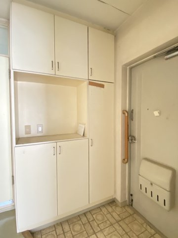 収納豊富な玄関