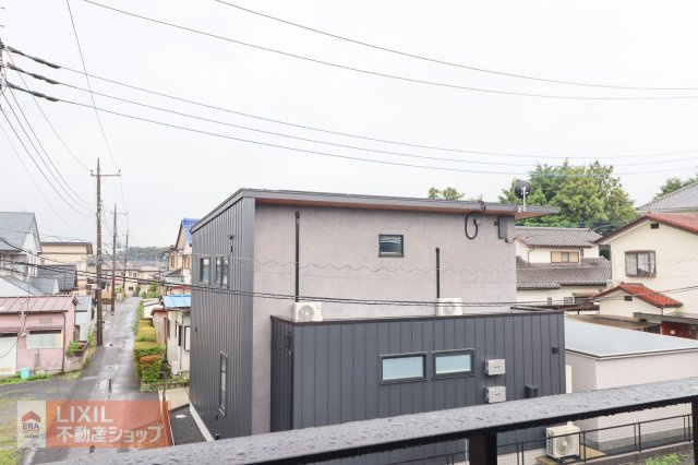 【建物からの眺望】現地完成写真。バルコニーからの景色。十分な間隔が確保されております。