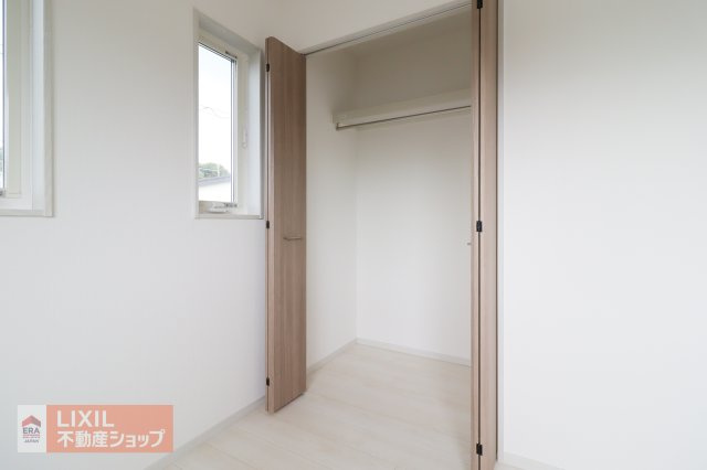 【収納】現地完成写真。全てのお部屋に収納があるから、家具の配置も思いのまま。生活感をすっきり隠して、広々とした空間でゆったりお寛ぎいただけます。自分好みの心地よさを、心ゆくまで。　