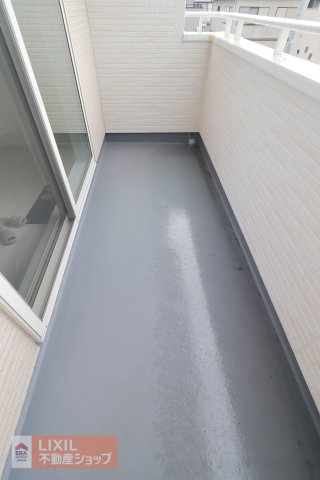 【バルコニー】現地完成写真。2階バルコニーは主寝室に面しており洗濯物を取り込んで収納することができるのでとても便利です。お布団も寝室から直接バルコニーへ、お布団はいつでもフカフカ　