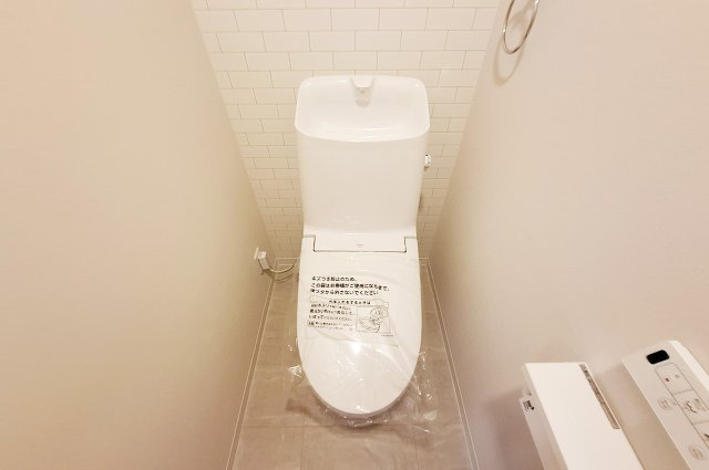 トイレ：LIXILの便器・温水洗浄便座を新調。クロスや床も貼替えました。