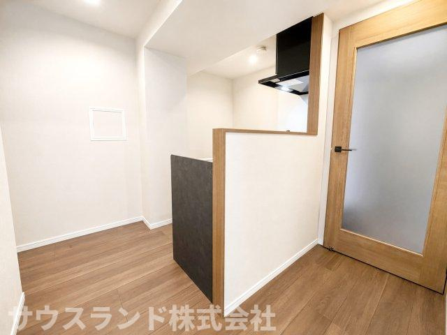 キッチンはリビング・ダイニングとのつながりを感じながらも、生活感をほどよく抑えられる配置。