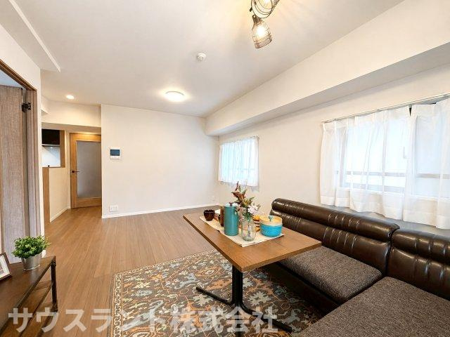 角部屋ならではの明るさと開放感。毎日を快適に過ごせるリビング空間です。