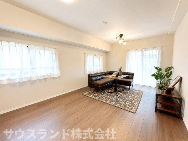 穏やかな光が明るく爽やかにリビングルームを包みます。