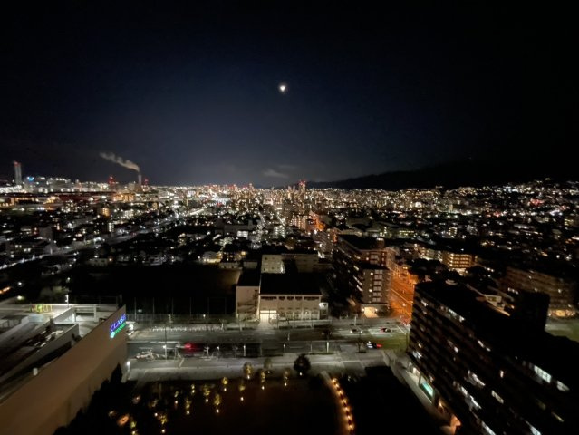 バルコニーからの夜景です。　時間を忘れてしまうくらい綺麗な光が気持ちを落ち着かせてくれます。