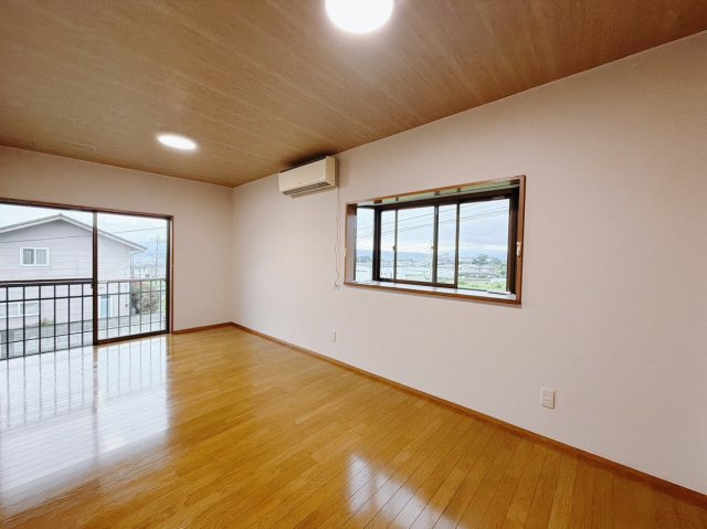 ■2階洋室｜2面採光で明るい2階の洋室。全部屋フローリングなので、お掃除がしやすいです♪大きな収納もあって嬉しい！