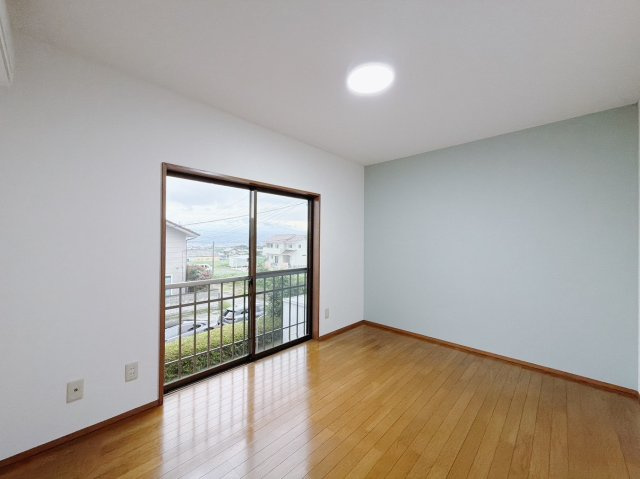 ■2階洋室｜お洒落なアクセントカラーが入っているので、シックな雰囲気になっております。落ち着いた雰囲気で夜はよく眠れそうですね♪