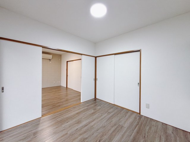 ■1階洋室｜ナチュラルカラーの床です。模様替えなどとても楽しく工夫できます♪陽当たり、風通しもとても良いので毎日快適な生活スタートです！子供部屋にも良いですね♪