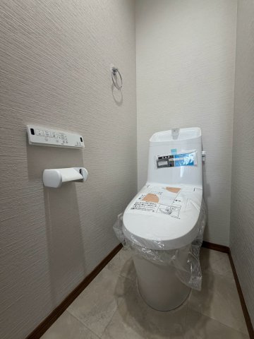 落ち着いた色調のトイレです
