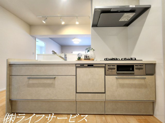 オープンカウンタータイプにつきお部屋がスッキリとして見えます！収納はスライド式収納！