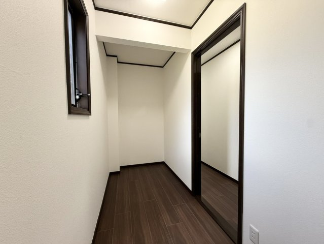 1階納戸は食品庫やファミリークローゼットなど、多用途に活用できる便利な空間です。