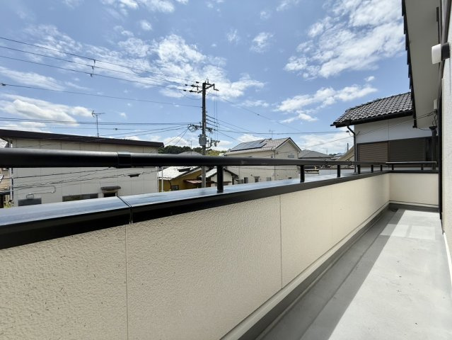 日当たりに優れた南東向きバルコニー。心地よい光が広がります。