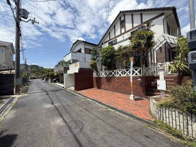 南東向きで採光良好。前面道路は約4.4mあり、落ち着いた住環境が広がります。