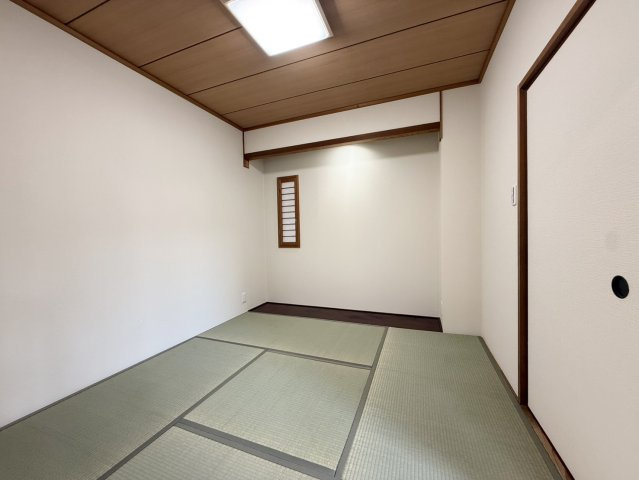 和室4.5帖は畳表替え・襖張り替え・クロス貼り替え済みで、気持ちよくお使いいただけます。