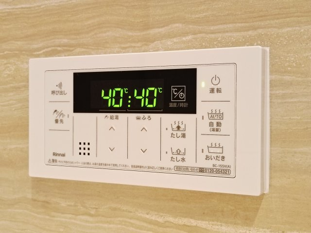 【給湯パネル】　いつでもすぐに温かいお風呂をお楽しみいただけます。