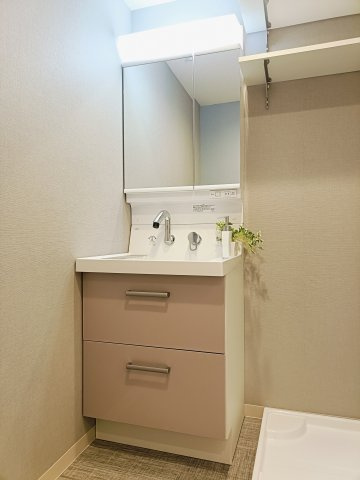 【独立洗面化粧台】　洗面室は朝を快適させてくれる大切な空間です。バタバタしている忙しい朝でも収納が多い洗面台では短時間で効率良く支度ができます。