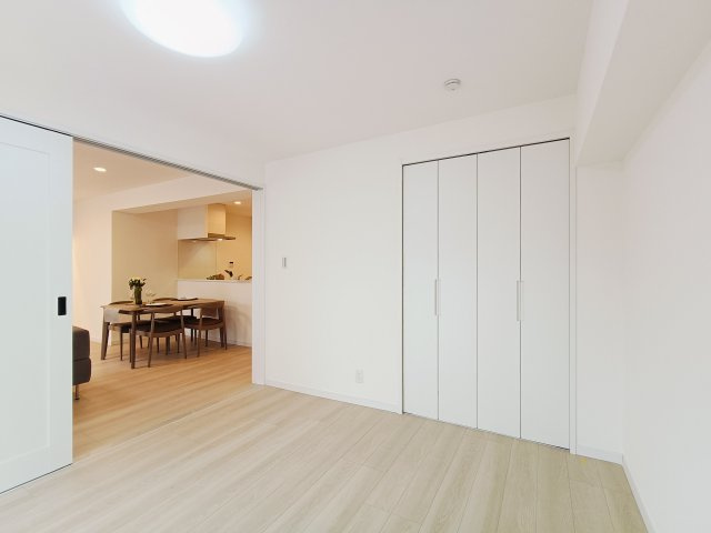 【洋室約8.0帖】　バルコニーに面した明るいお部屋です。陽気に楽しみ、やすらぐ室内。　