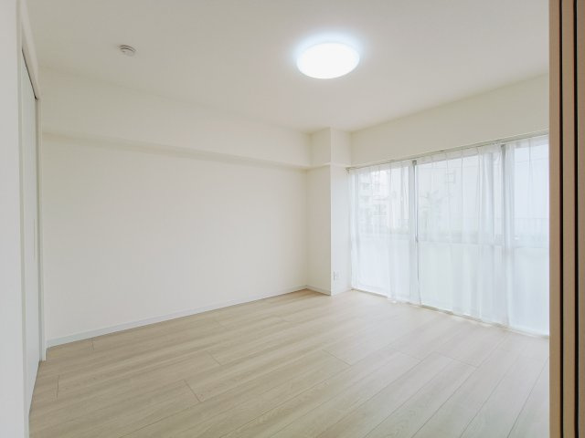 【洋室約8.0帖】　リビング隣接の居室、続き間としての利用やセパレート型、使い勝手良いお部屋です。用途様々です♪バルコニーに面しており、開放感あります♪