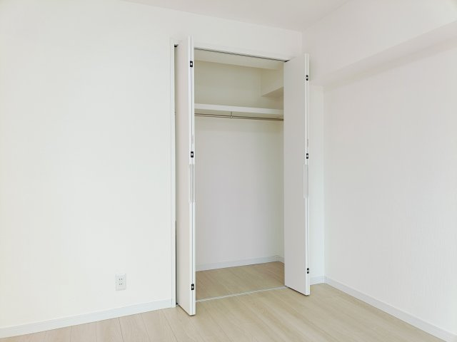 【洋室約8.0帖　収納】　全てのお部屋に収納を備え、空間を広くお使いいただけます。　
