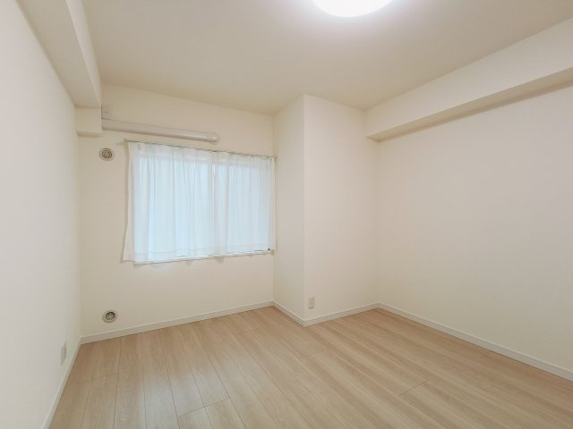 【洋室約5.5帖】　プレーンな空間を自分のスタイルに染める。いつまでも快適に暮せる住まいへ。