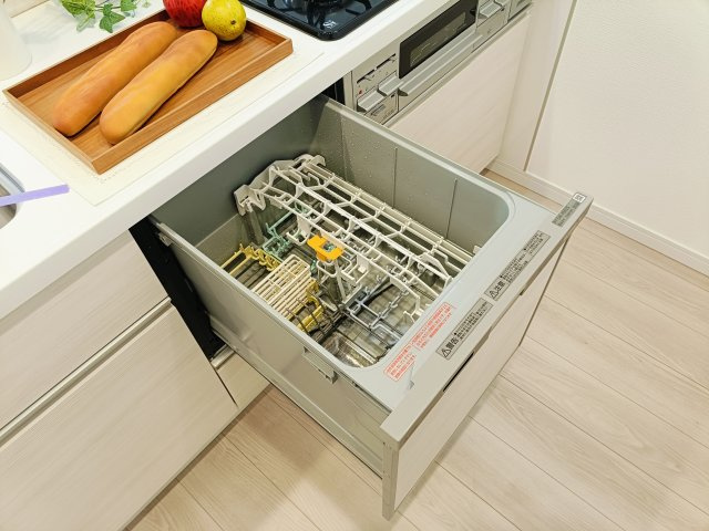 【食器洗浄乾燥機】　食器の後片付けに便利な食器洗浄乾燥機を標準装備。ビルトインタイプなので見た目もスッキリ、特に共働き世帯のご家族には必需品です。