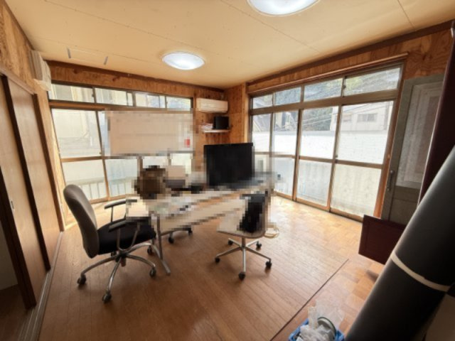内装を整えることで、事務所やワークスペースとして快適に利用可能です。開放感を活かし、デスク配置もしやすく、在宅ワークや小規模オフィス、打ち合わせスペースとしても活用できる柔軟性のある一室です。