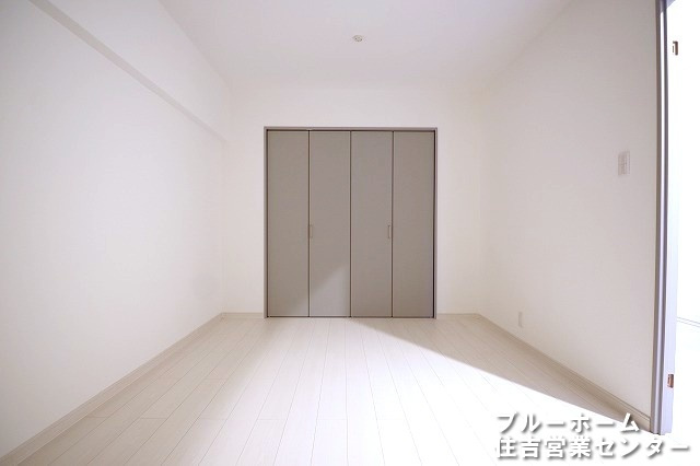 約6帖の洋室です！お部屋には壁一面の大きな収納があります！