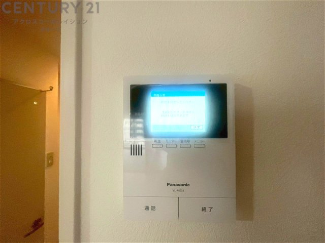 訪問者が来たときにテレビ画面で確認できるため、安心してドアを開けられます。録画機能があるものもあり、留守中に来訪者を記録しておくことができます。利便性が高く、セキュリティ面でも安心です。