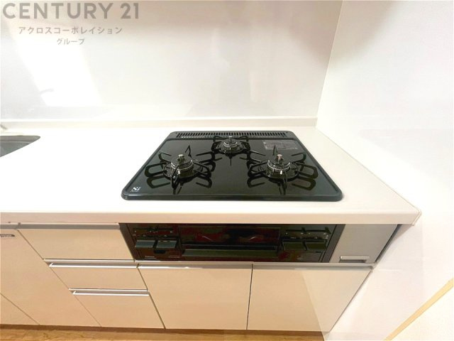 多数の調理器具を同時に使用でき、料理の効率化が可能。省エネで節約になり、様々な料理スタイルに適応できます。また、火力調整が独立しており、手入れや掃除もしやすく、今よりもっとお料理が楽しくなるかも。