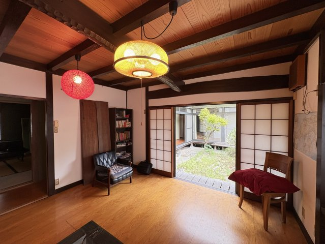 落ち着いた雰囲気の洋室は、開口部から庭の景色を楽しめる心地よい空間です。明るく開放感のある室内環境が魅力です。シンプルな間取りでレイアウトもしやすく、寝室や趣味の部屋としても活用可能となっています。