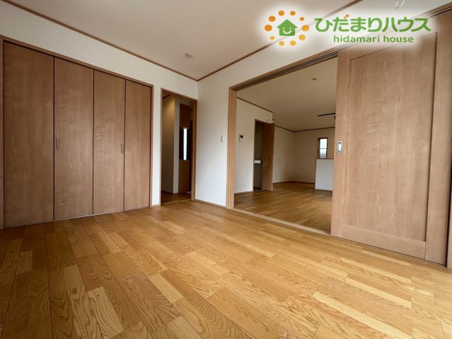 便利な物入スペースを完備したお部屋です。掃除道具や季節の生活用品などをスッキリ整理整頓できます◎お部屋の中に余計な荷物を置かずに済むため、室内を隅々まで広く快適に活用していただけますよ！