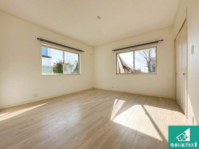 シンプルな洋室は、自分好みのインテリアが楽しめます♪ご家族とインテリアや家具を選びに行くのは物件購入時の醍醐味の一つです。ぜひお楽しみください♪