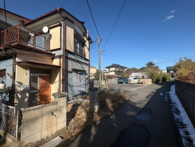 南東角地で陽当り良好！市街化調整区域ですが、どなたでも再建築可能です！当社無料の間取り作成も承ります！荻島小学校まで徒歩約4分(270ｍ)、お子様の通学に安心！お気軽にお問い合わせください！