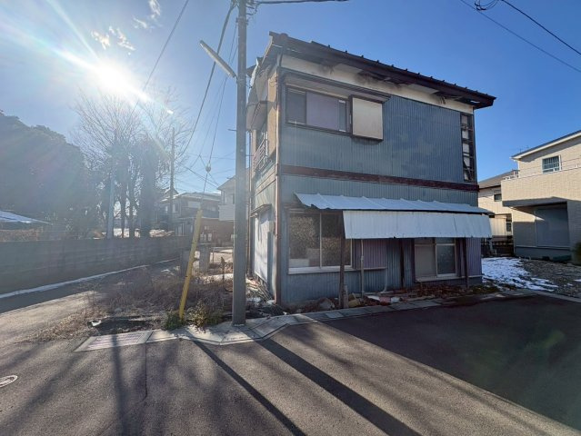 南東角地で陽当り良好！市街化調整区域ですが、どなたでも再建築可能です！当社無料の間取り作成も承ります！荻島小学校まで徒歩約4分(270ｍ)、お子様の通学に安心！お気軽にお問い合わせください！