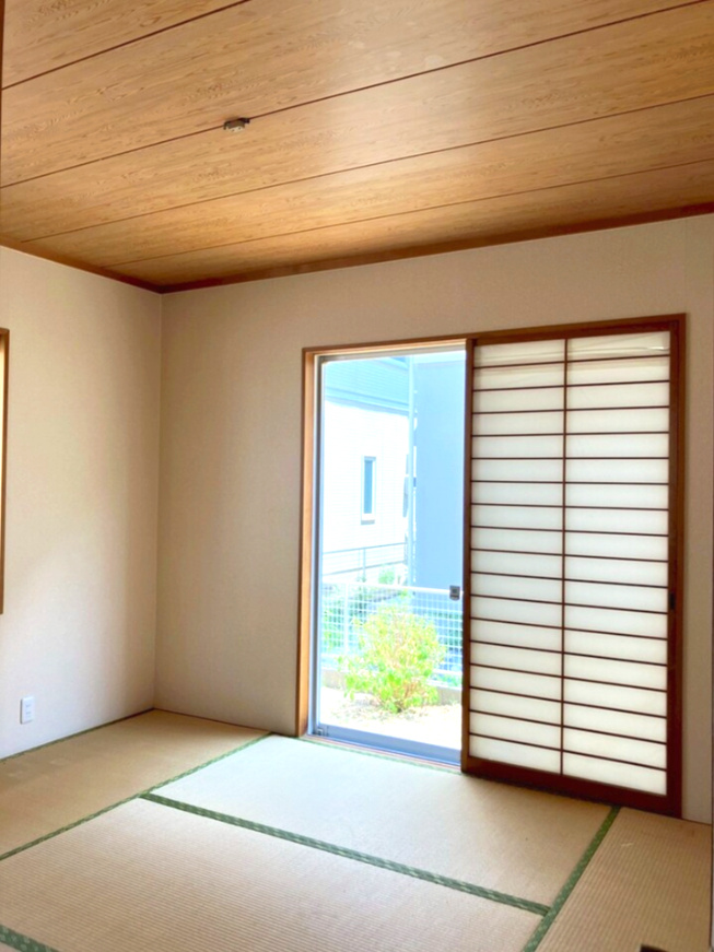 畳の上でゆっくりとくつろげる和室です